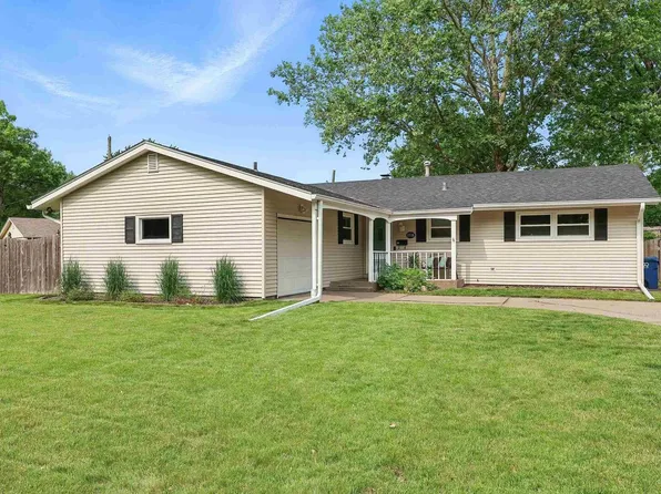 1718 Elmwood Ln, Bettendorf, IA 52722