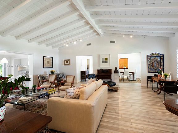 4th image of 410 Bargello Ave