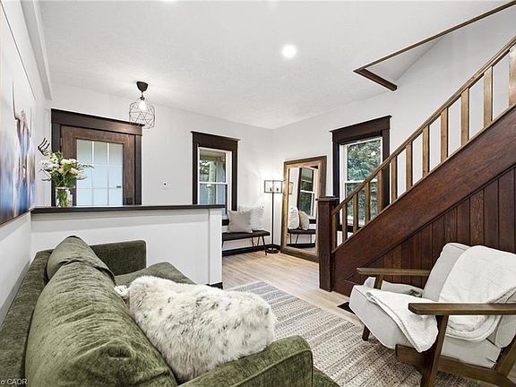 2nd image of 35 Arthur St N