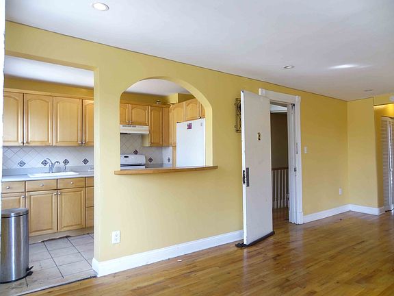 3rd image of 621 Saint Marks Ave APT 4