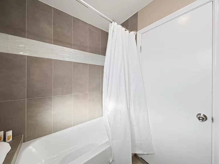 6059 Edgewater St — Photo 22