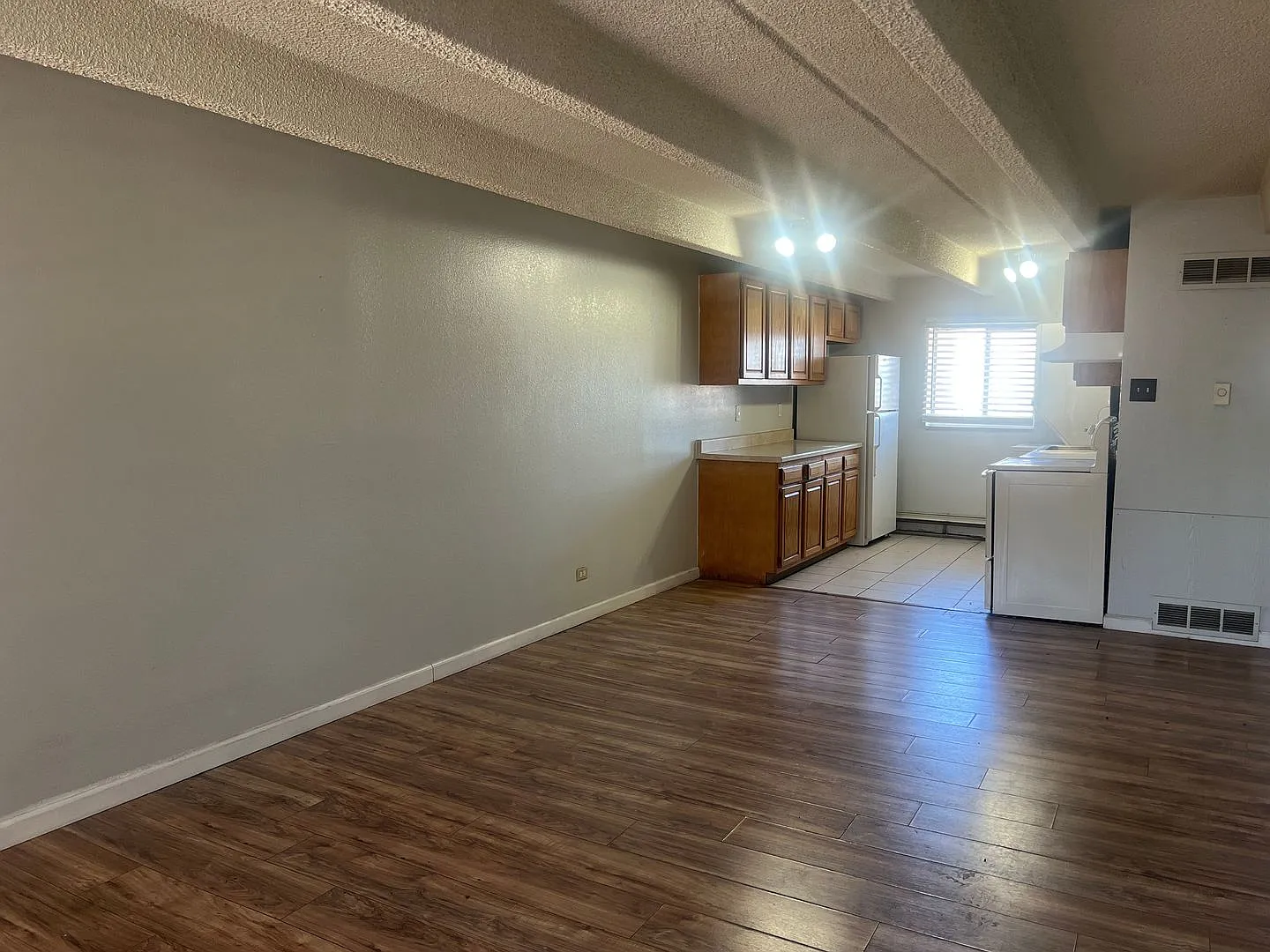 1 bedroom condo in Yosemite Court Condominiums! Available Now! — Photo 1