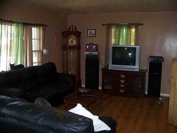 3rd image of 505 N Pleasant Valley Ave