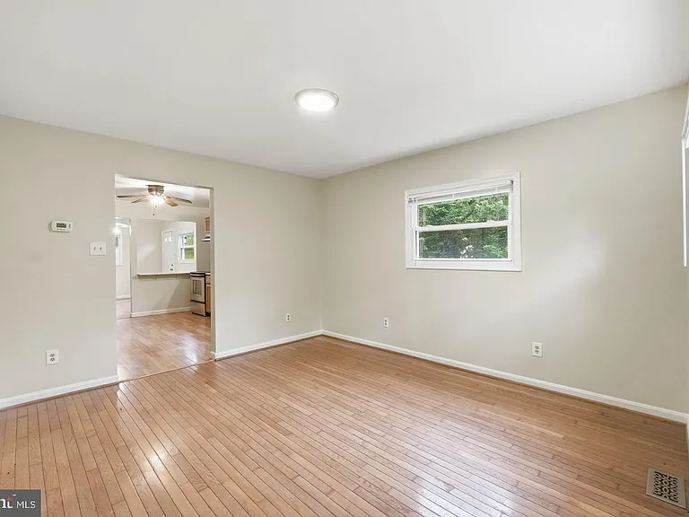 8402 Sleepy Hollow Rd — Photo 4