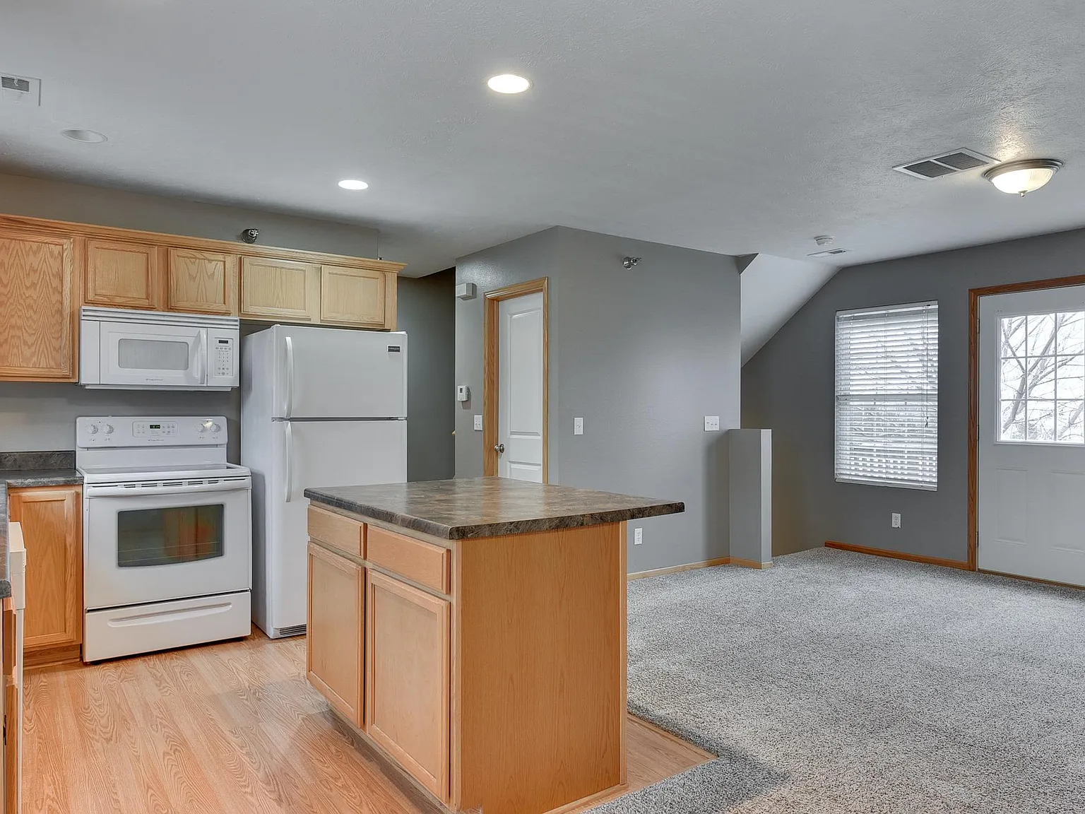 2 bed, 1056 sqft, $1,750 — Photo 2