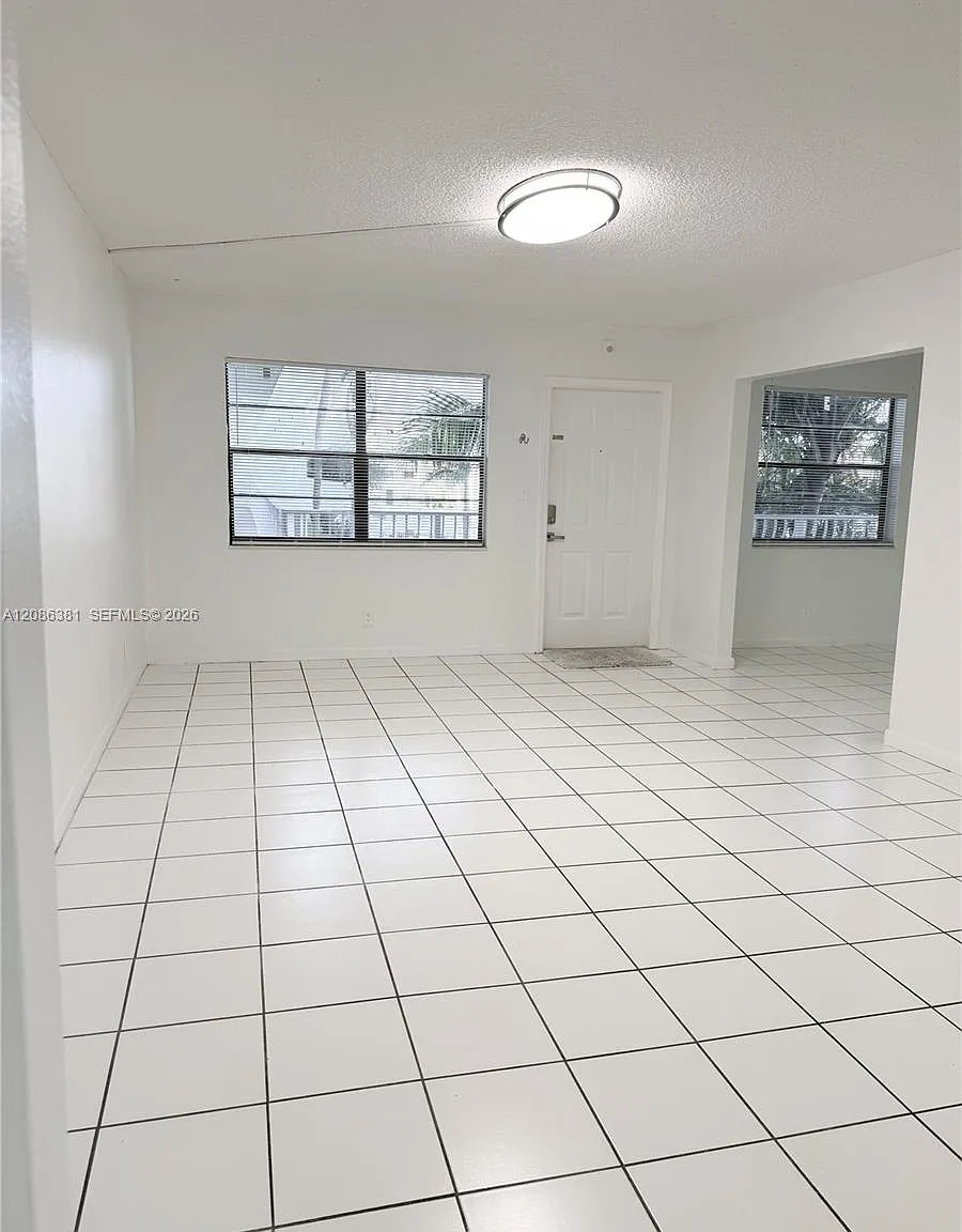 Palm Village Club Condo — Photo 1
