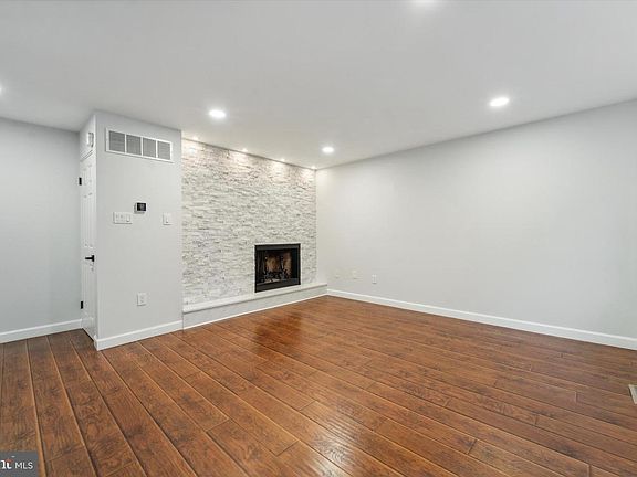 3rd image of 2040 Arch St