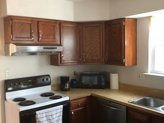 3rd image of 32 Saint Albans Blvd