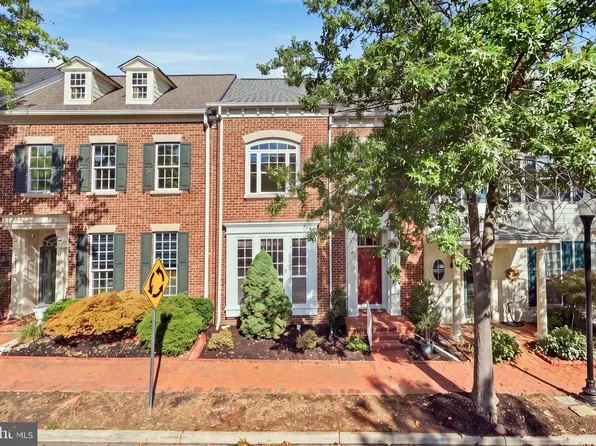 13756 Fleet St, Woodbridge, VA 22191