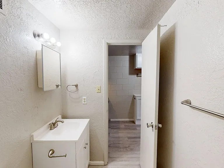 Totally Renovated Studios 2 Blocks To UNM — Photo 15