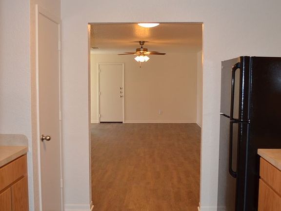 4th image of 315 Elbert Ln #B