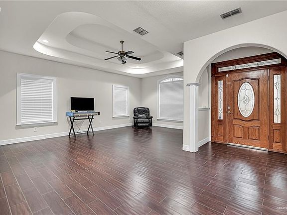5th image of 615 El Jardin
