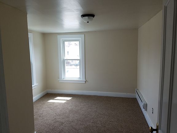 3rd image of 958 Brown Ave