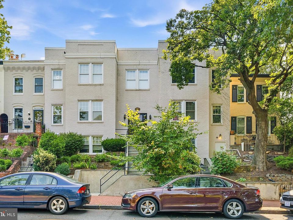 1st image of 610 3rd St SE APT 1
