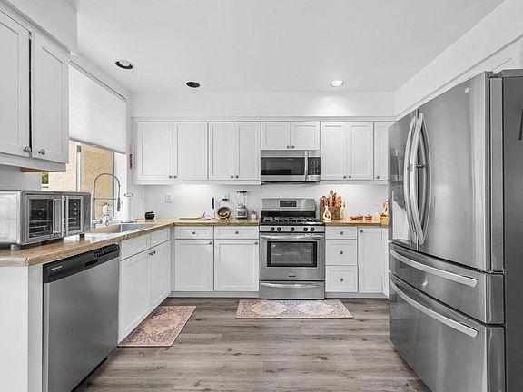 3rd image of 971 Somerset Ct Unit F