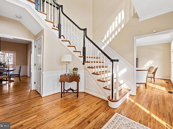 3rd image of 8 Henderson Hill Ct