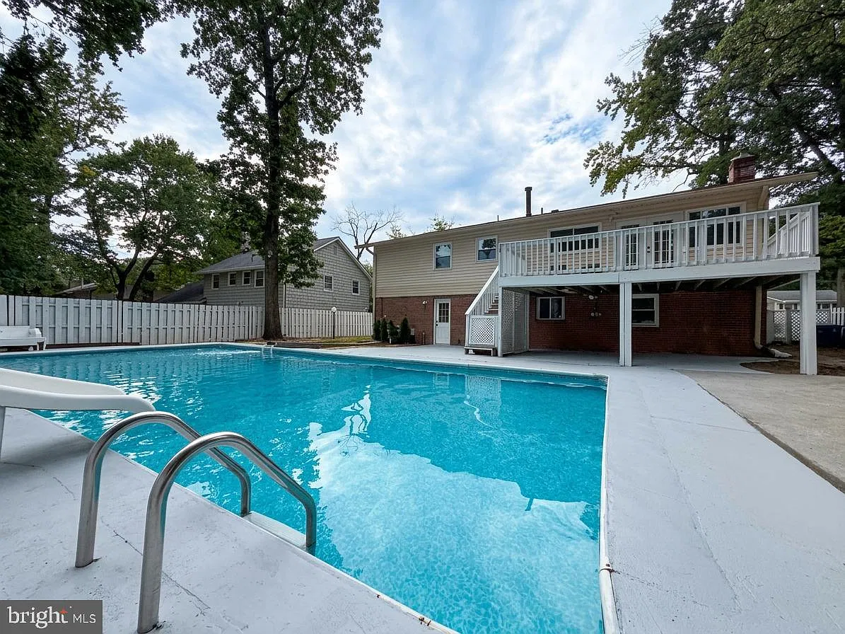 6 bed, 3.0 bath, 2790 sqft, $5,200 — Photo 2