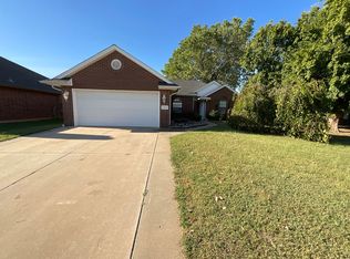 508 Fire Light Dr, Moore, OK 73160