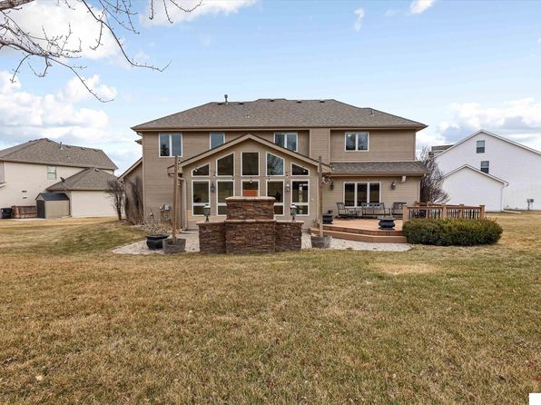 19464 Washington Cir, Omaha, NE 68135