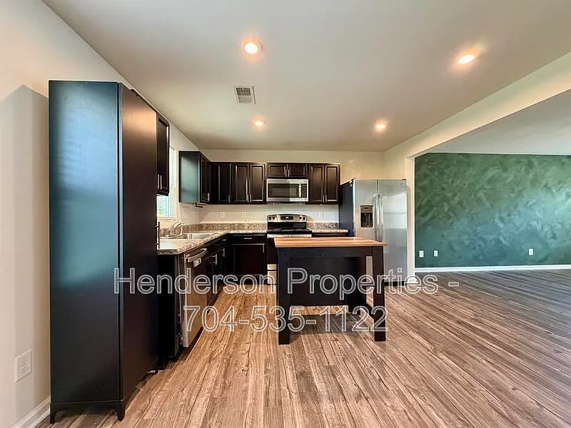 3 bed, 2.5 bath, 1545 sqft, $1,950 — Photo 3