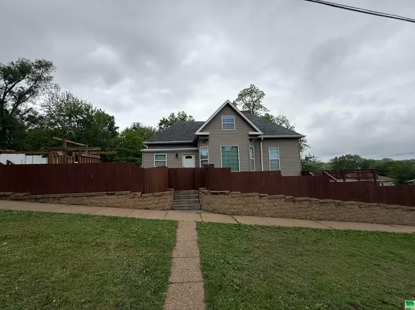 1400 W 6th St, Sioux City, IA 51103