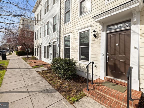 2nd image of 909 Madison St