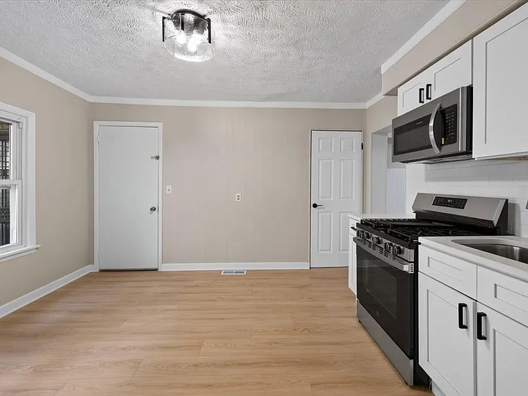 2113 Fairview Ave — Photo 2