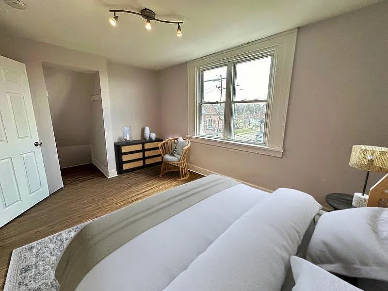 5 bed, 2.5 bath, 2032 sqft, $3,200 — Photo 2