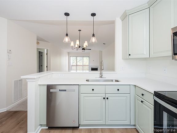 5th image of 427 Persimmon Dr