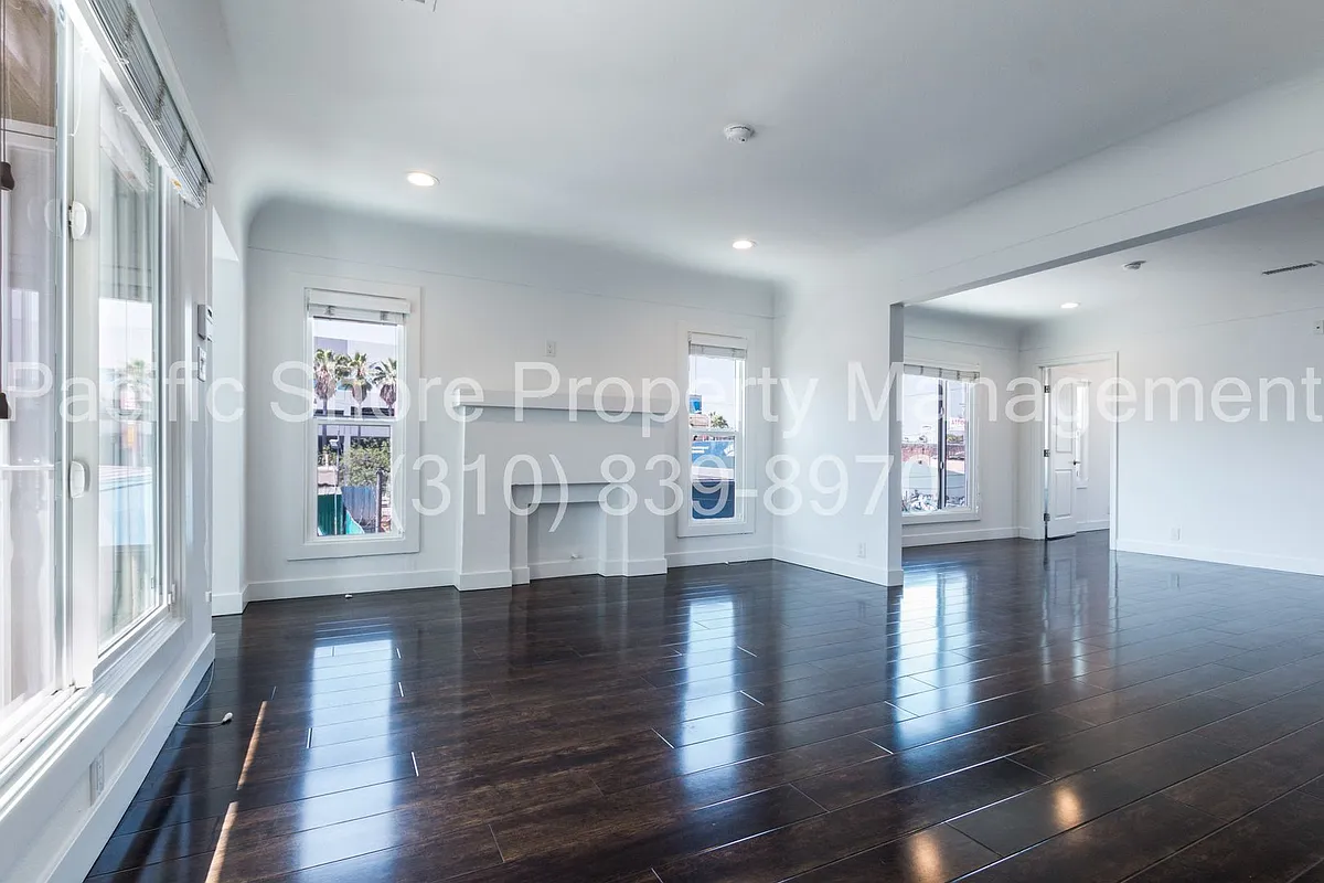 Building Photo - Mullen Duplex