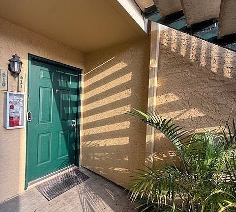 4th image of 899 W Riverside Dr #611