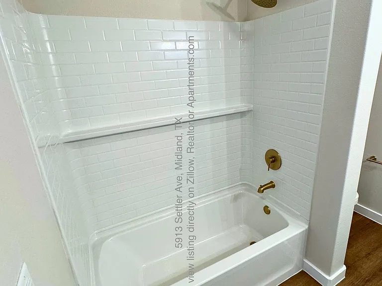 Primary en-suite bathroom
