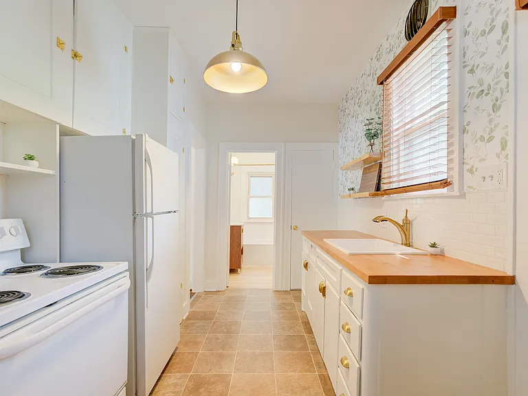 835 Allen St — Photo 15