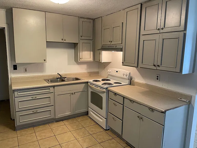 1009 Cassell St — Photo 5