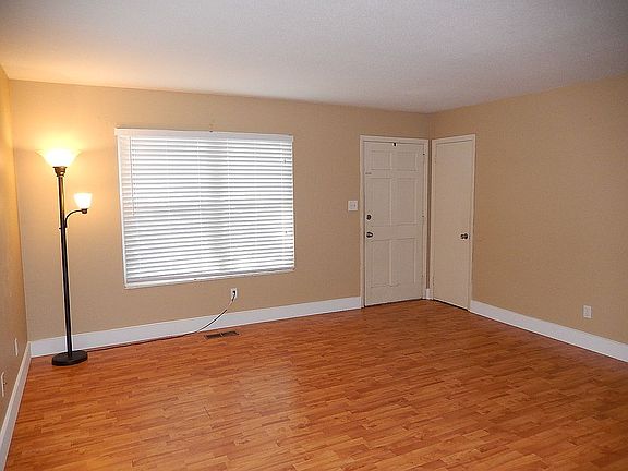 3rd image of 2037 Longview Dr