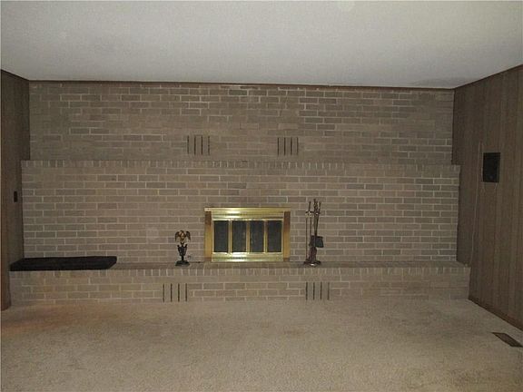 4th image of 28 W Alton Cir