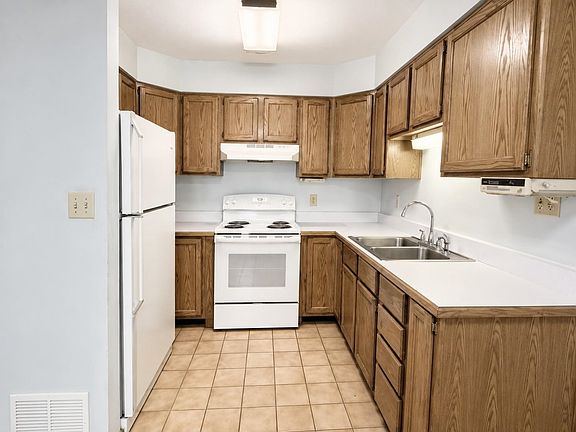 3rd image of 532 Montrose St