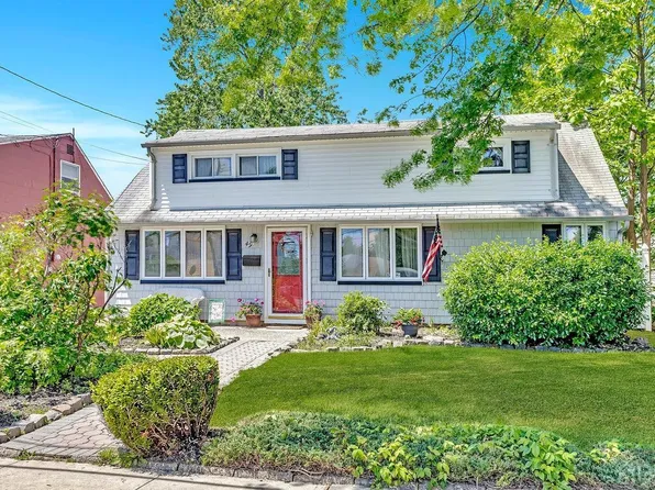 49 McKinley Ave, Carteret, NJ 07008