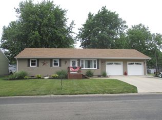 902 Beecher Dr, Tuscola, IL 61953