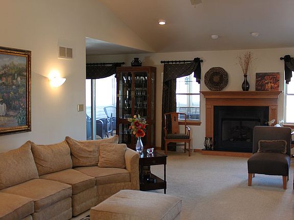 Open great room w/fireplace