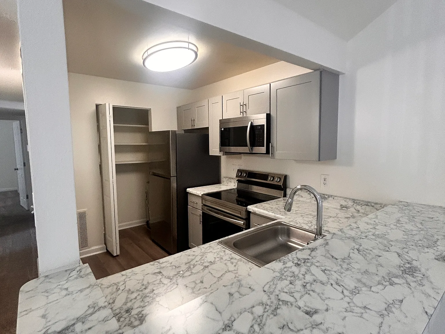 2 bed, 1087 sqft, $1,490 — Photo 4