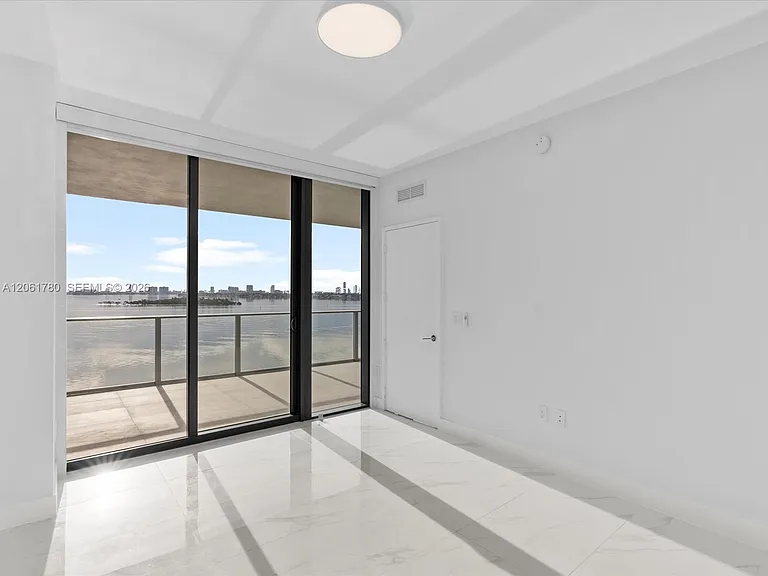 700 NE 24th St #503 — Photo 16