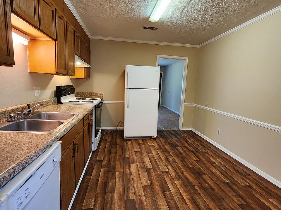 eat-in kitchen