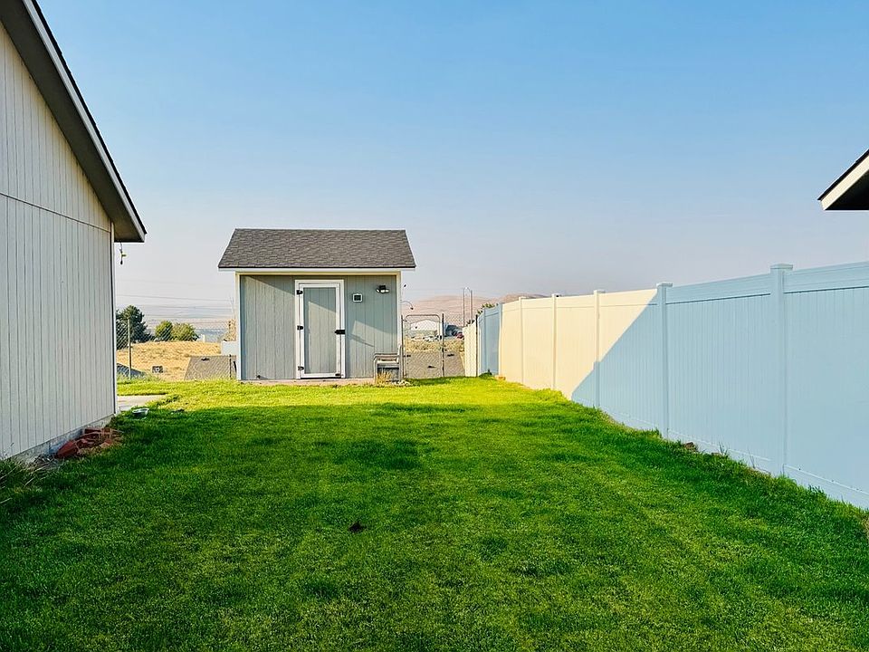 2nd image of 435 Cardinal Pl