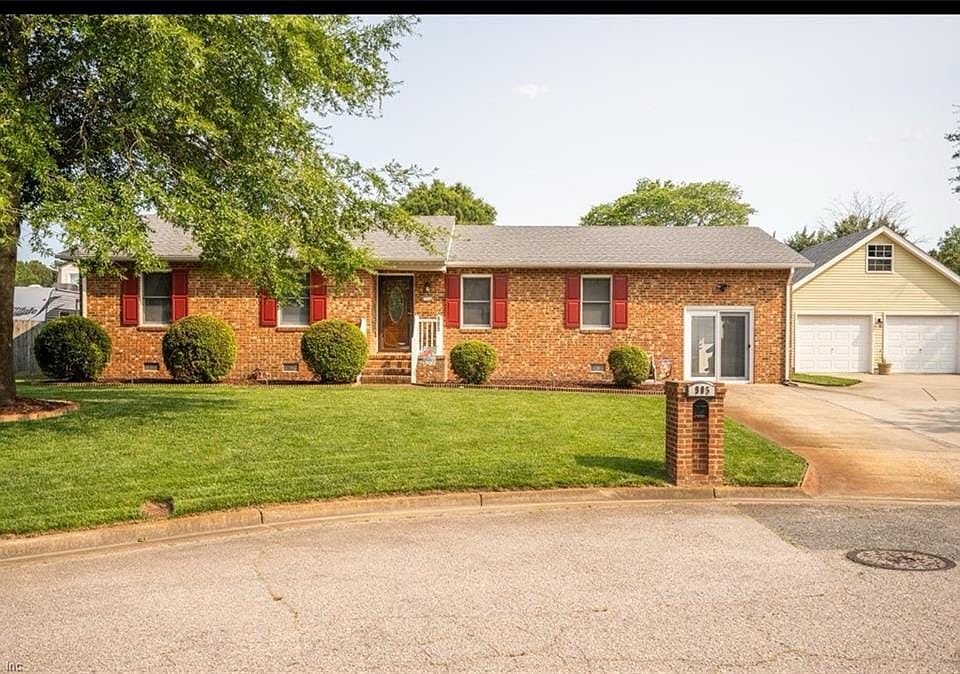 1st image of 905 Lela Ln