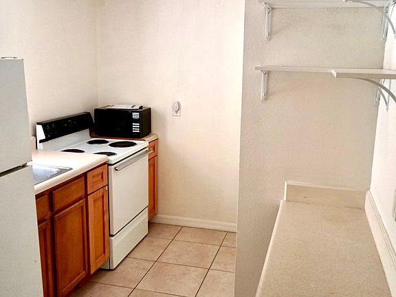 Full kitchen with a dinette counter.