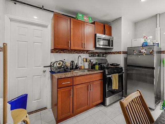 3rd image of 124 Mott St APT 24