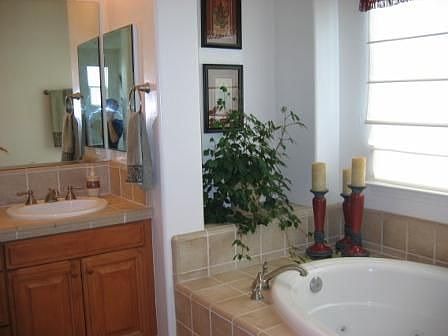 Master Bath w/ Spa Tub, His and Hers sinks