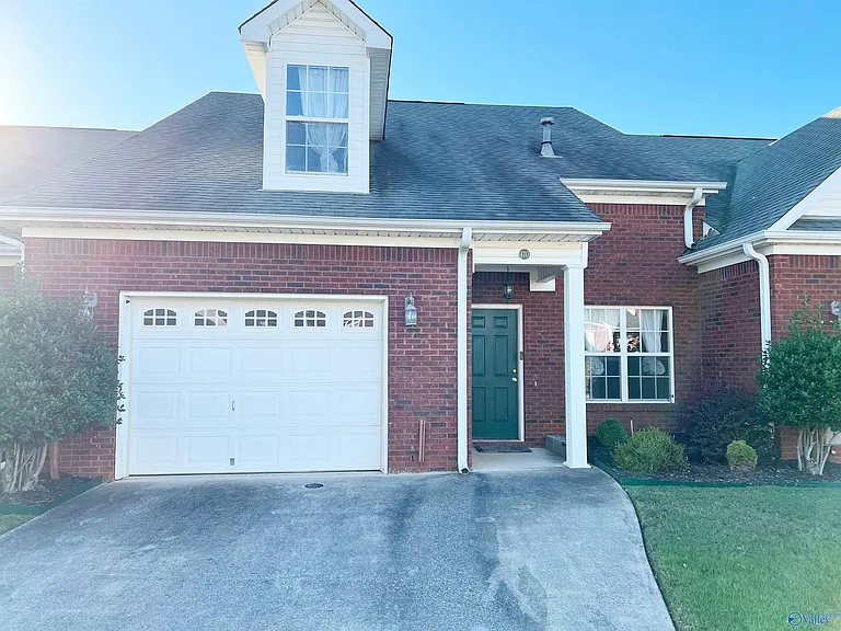470 Shamrock Dr — Photo 2