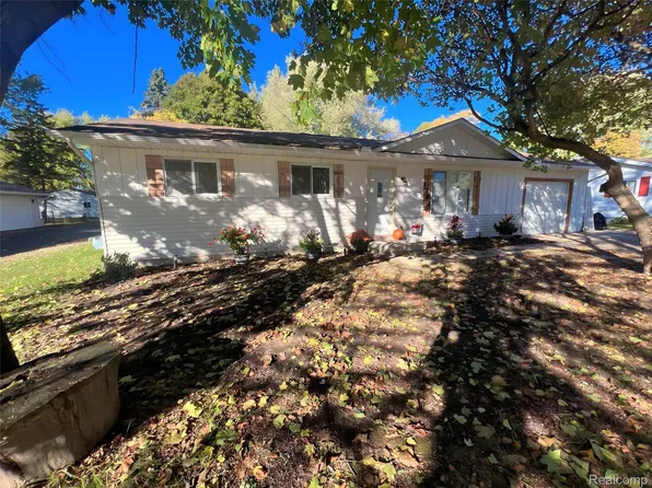 1762 Westbrooke Dr, Lapeer, MI 48446